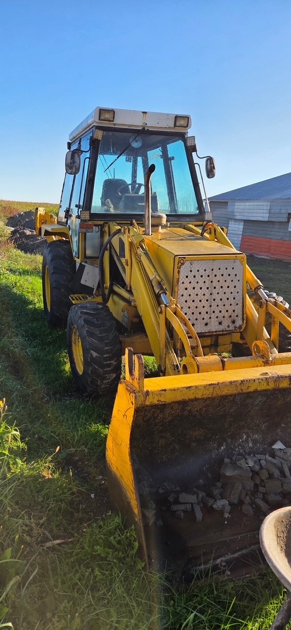 001 - Rétrocaveuse JCB 